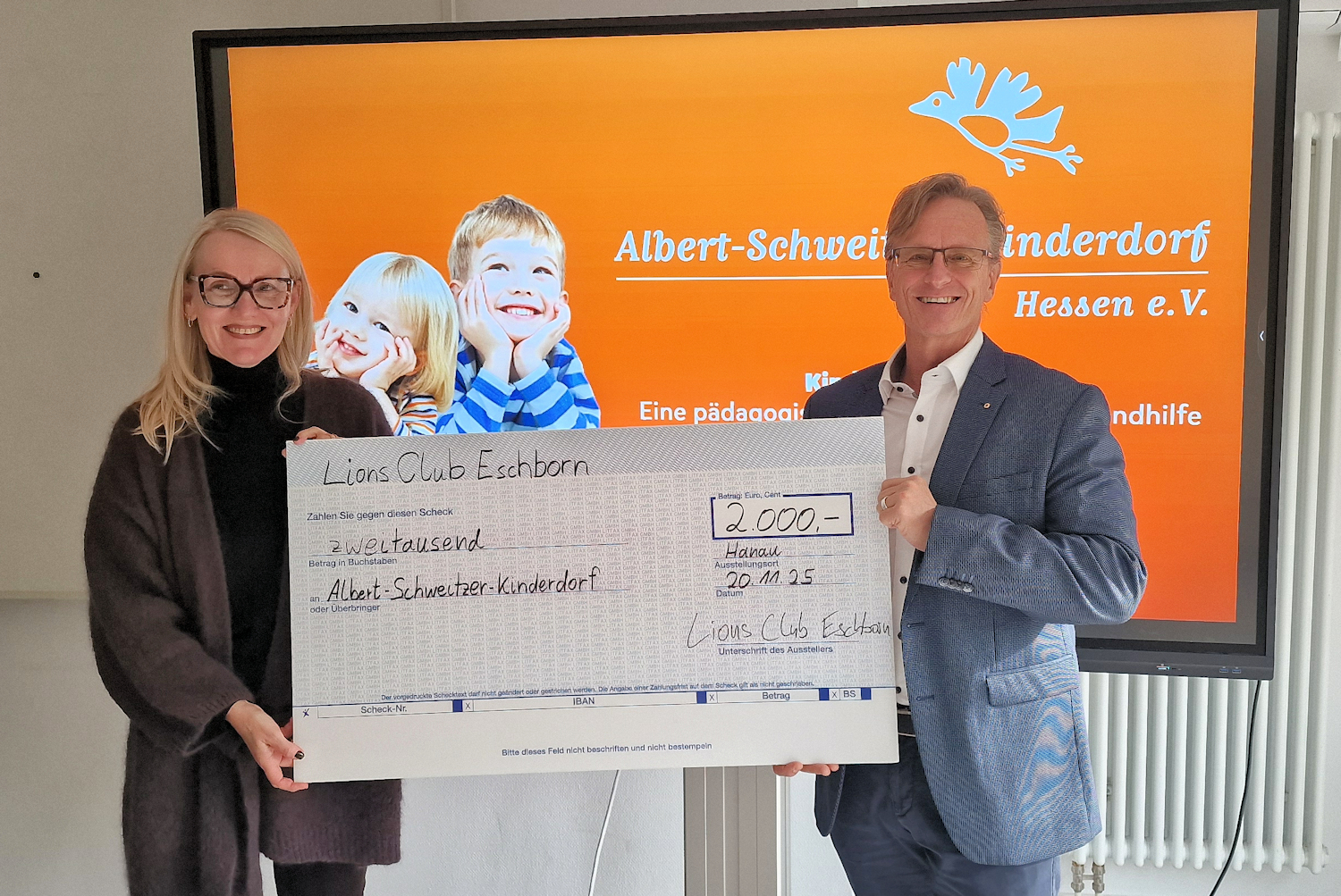 Spendenübergabe beim Albert-Schweitzer-Kinderdorf