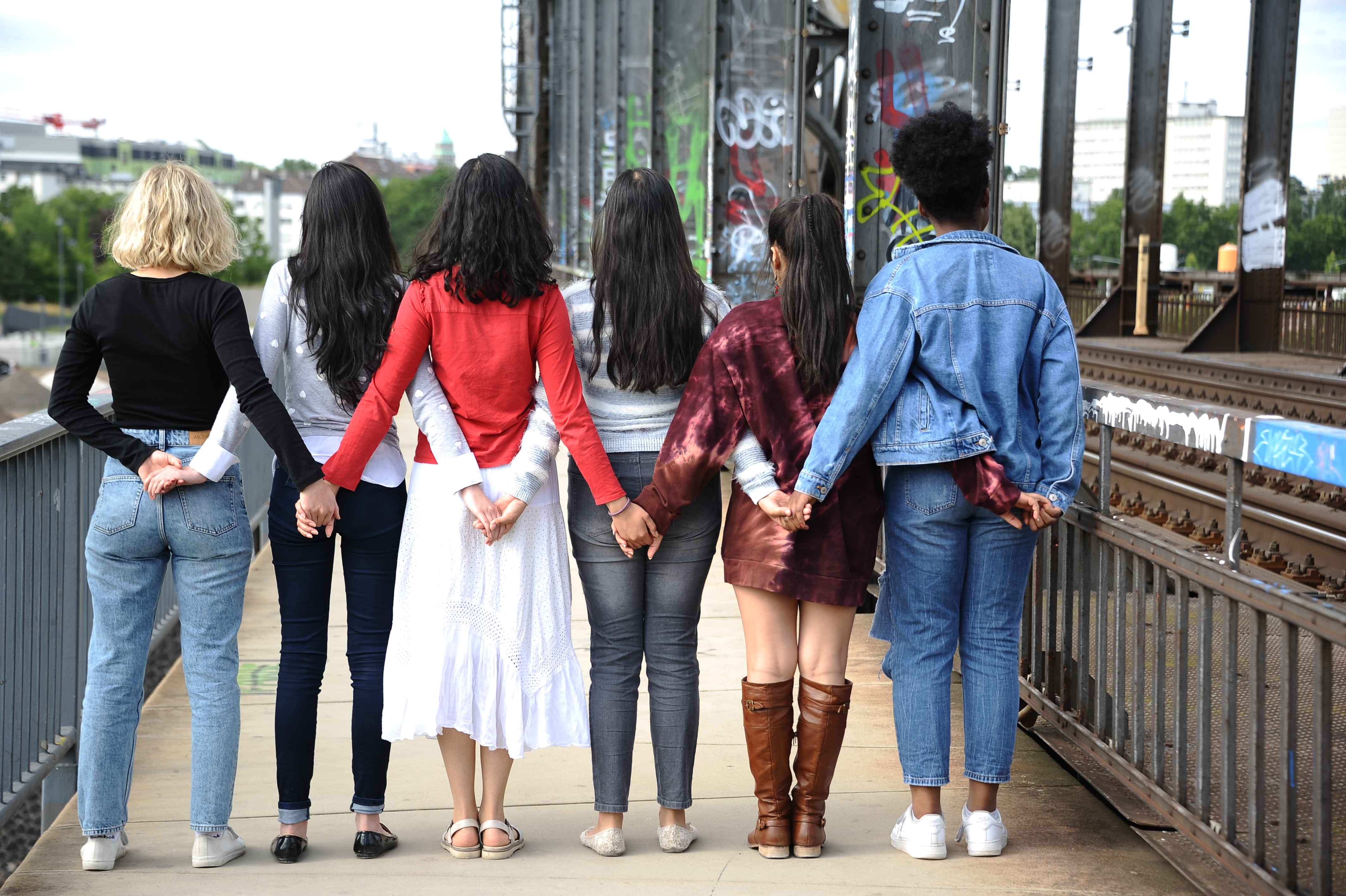 Junge Frauen von hinten Arm in Arm